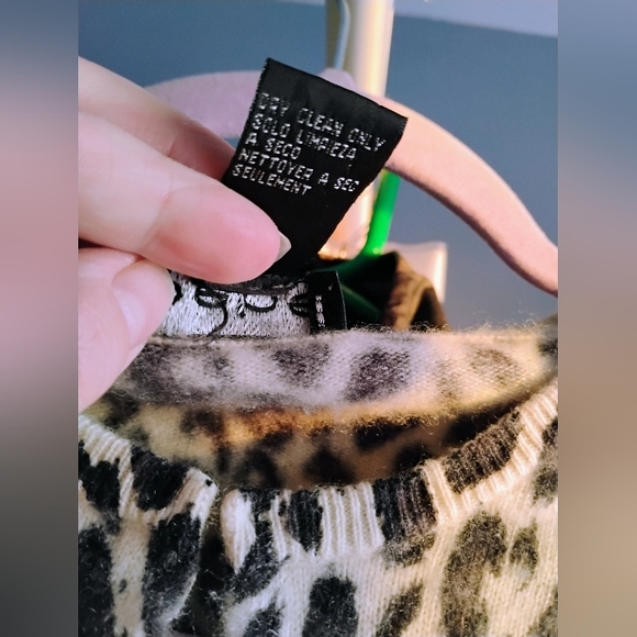 Vintage BEBE 100% Cashmere Leopard Print Cardigan With Hook Closures SIZE SMALL - Picture 5 of 9